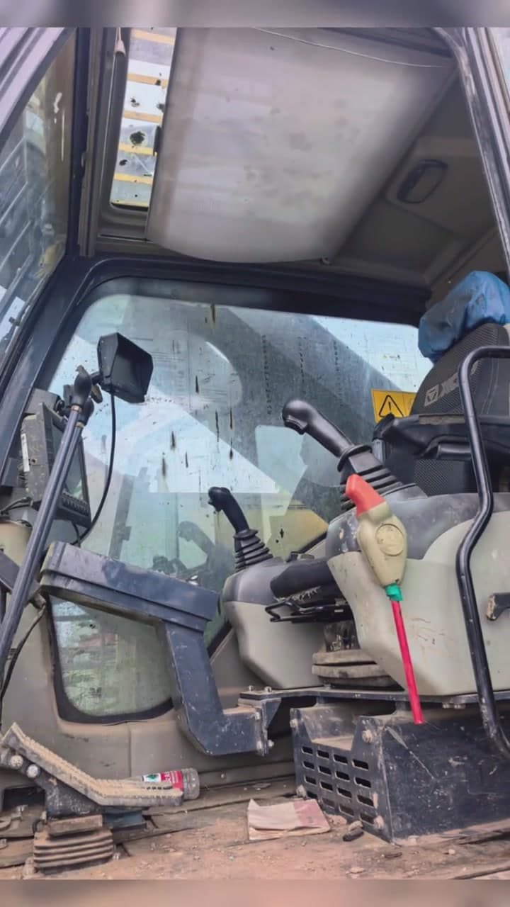 XCMG XR240E منظر داخلي للمعدات المستعملة
