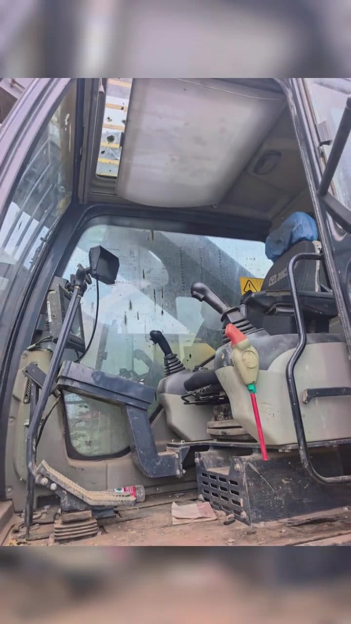 XCMG XR240E منظر داخلي للمعدات المستعملة