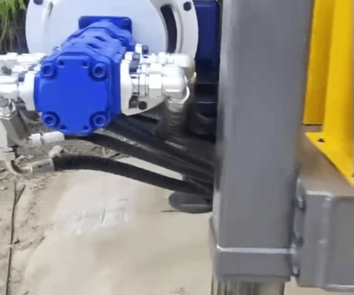 Yichuang 1200 sondaj makinesinin elektrik motoru ve hidrolik pompası