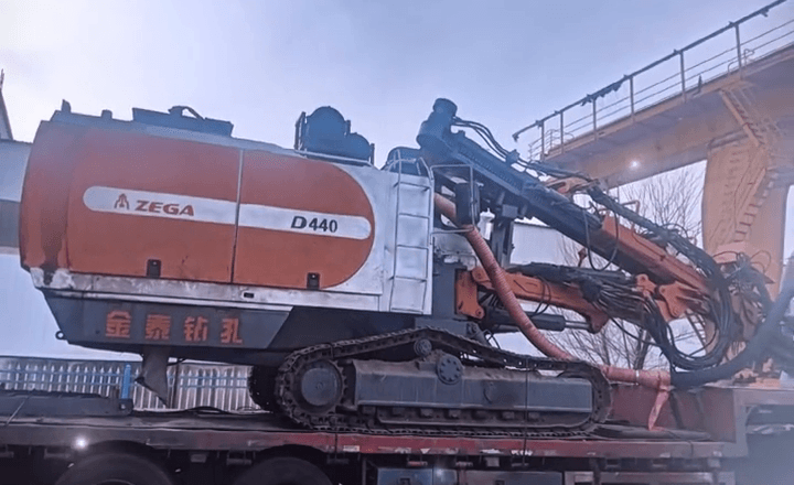 Zhigao D440 Entegre DTH Açık Ocak Sondaj Makinesi — İkinci El Ekipman