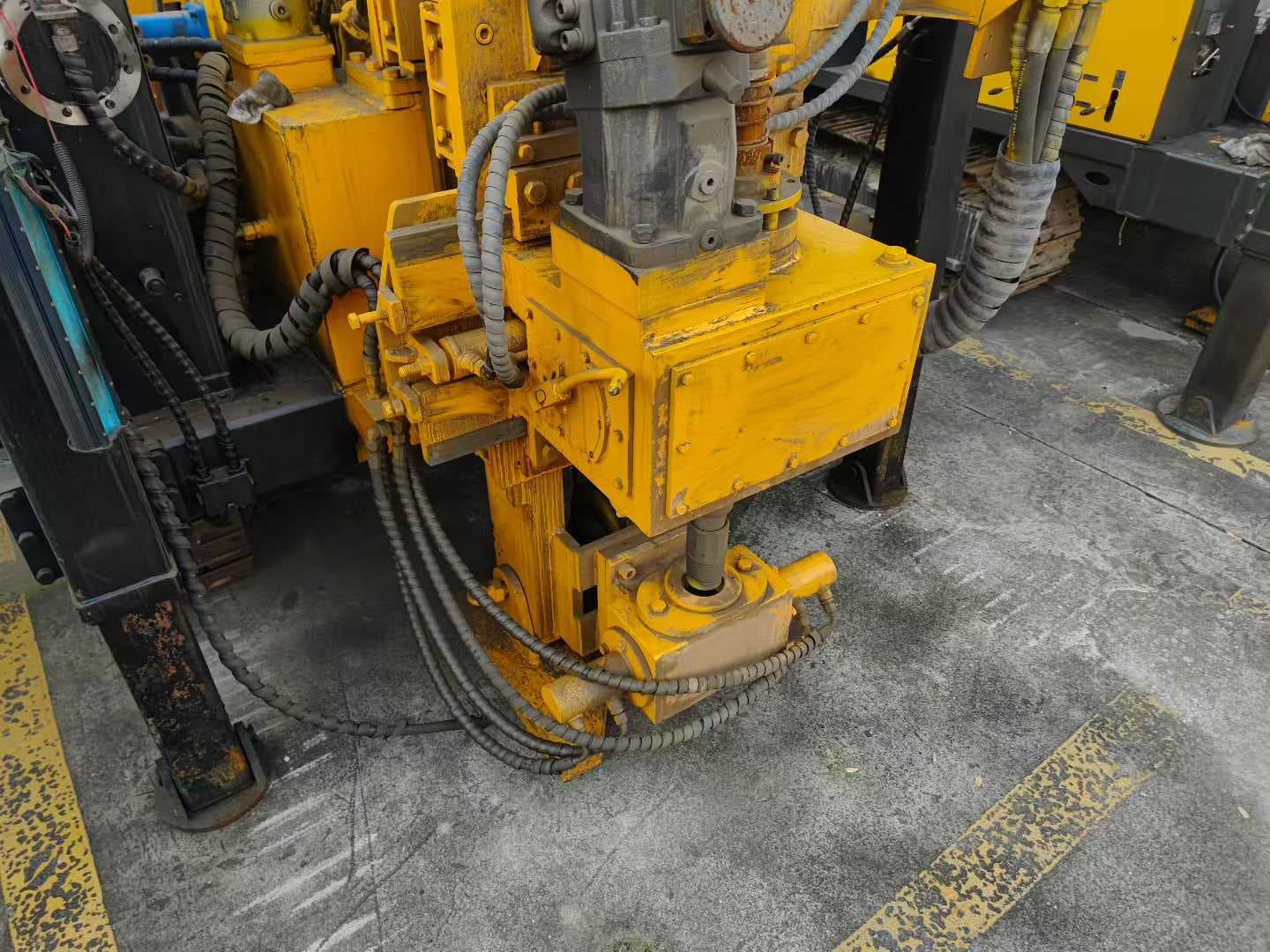 Hydraulic rotary head and feed structure on the used Yichuang 800 drilling rig