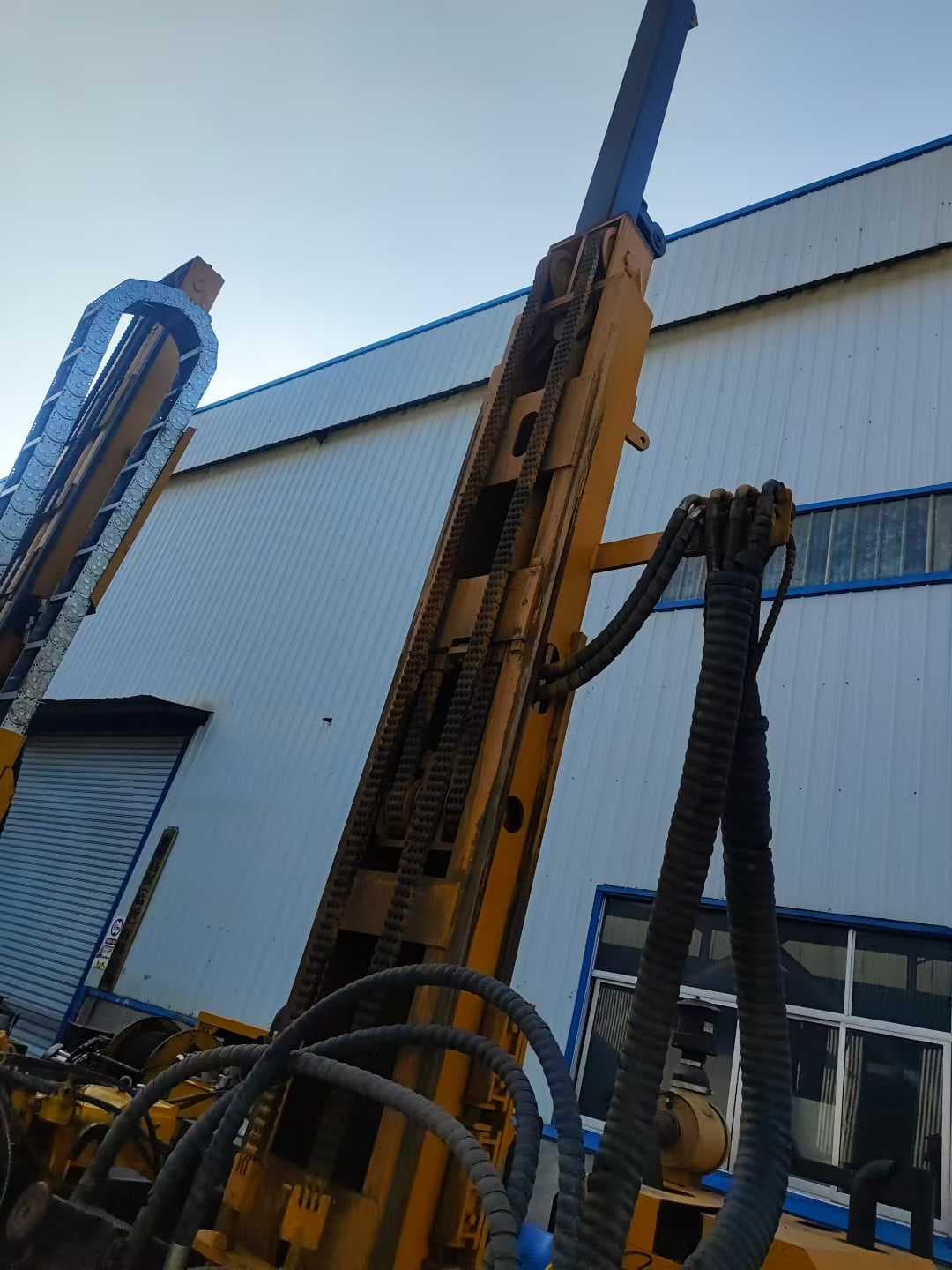 Chain mast and hose routing on the used crawler core drilling rig