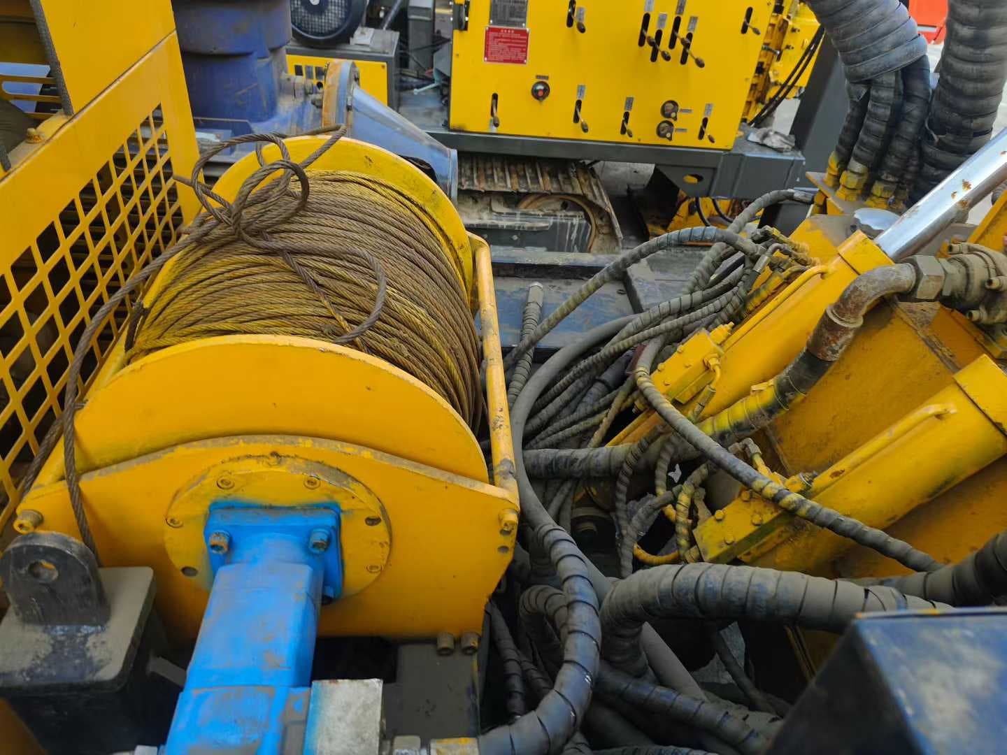 Winch, wire rope and hydraulic connections on the used drilling rig