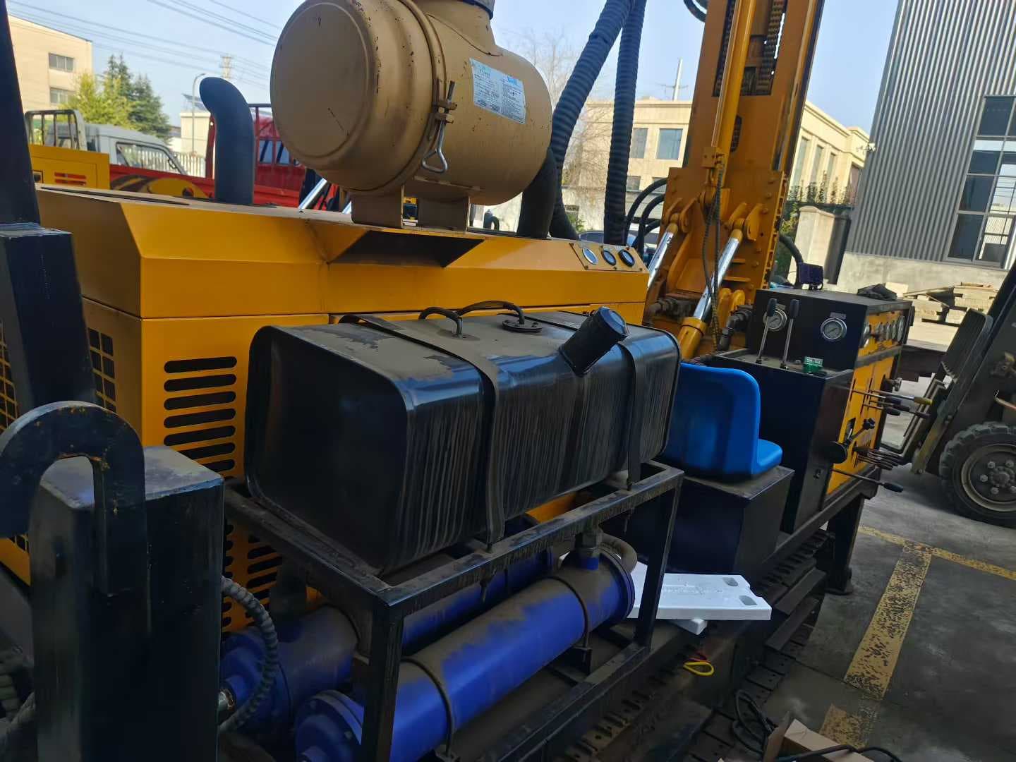 Crawler carrier, tanks and rear equipment layout on the Yichuang 800 rig