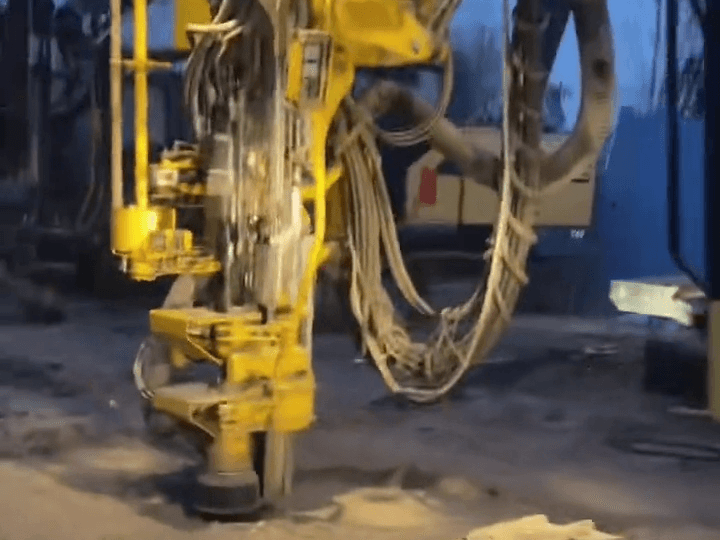 Foreuse de surface à marteau hors trou Atlas Copco ROC D7 d'occasion