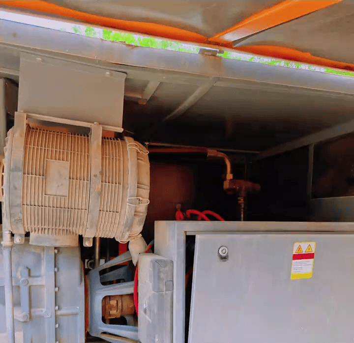 Used Zhigao 110kw mobile air compressor interior view