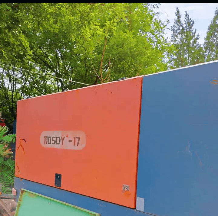 Zhigao 110 kW air compressor body and 110SDY-17 marking
