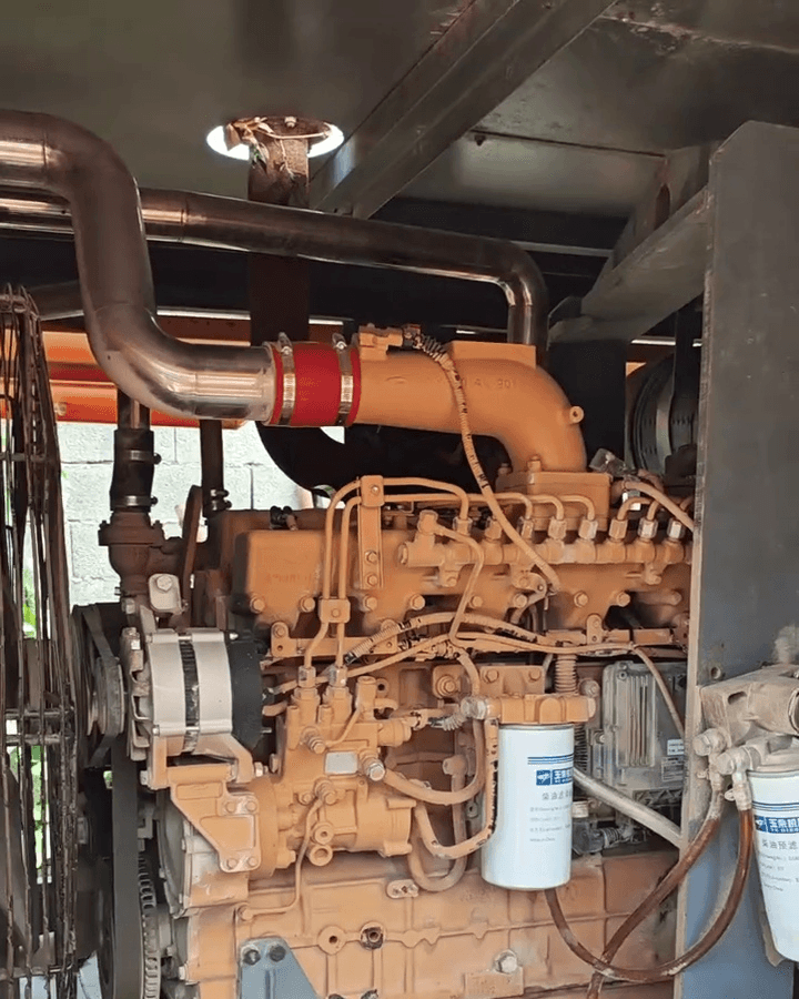 Zhigao 18-17 air compressor engine compartment and piping