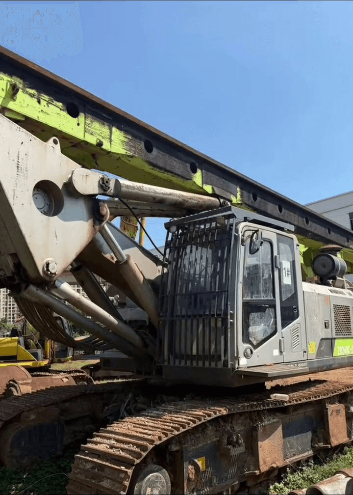 منظر جانبي لـ Zoomlion 240 حفارة دوارة مستعملة