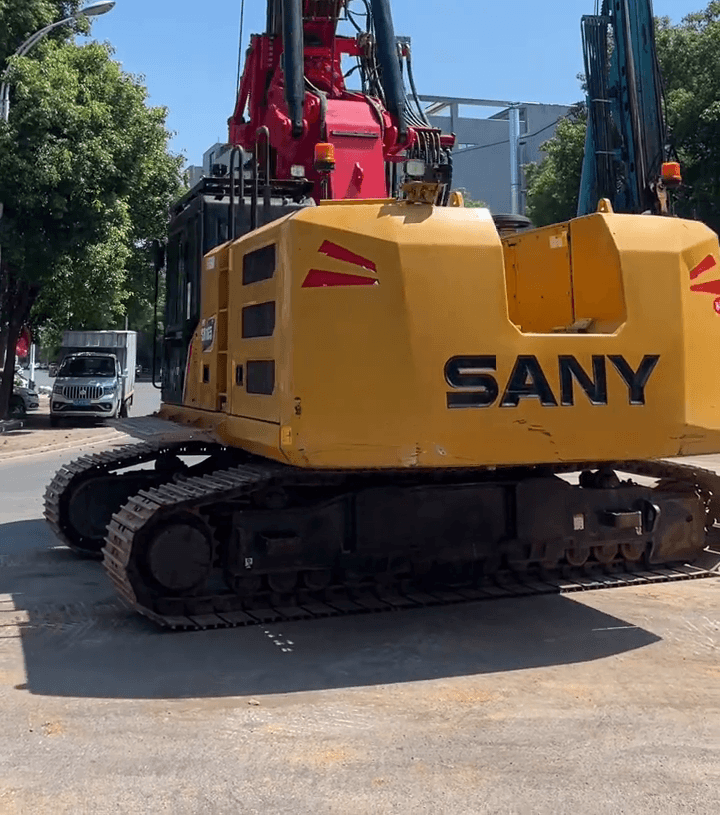 Arrière de la machine et chenilles de la foreuse rotative SANY SR165