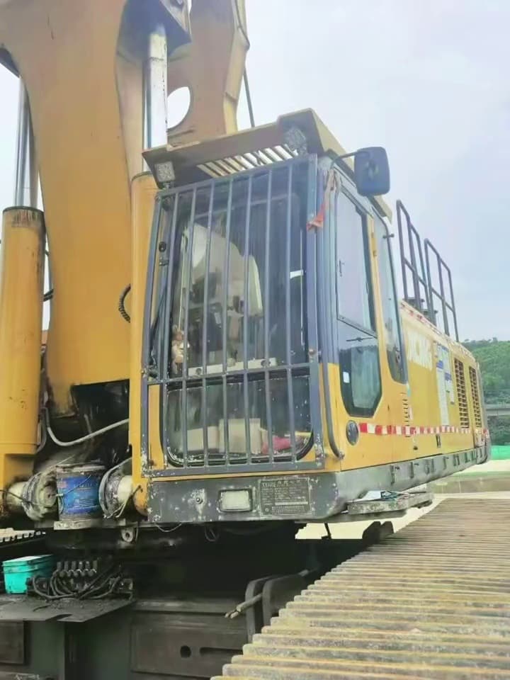 Used XCMG XR400E Rotary Drilling Rig interior view