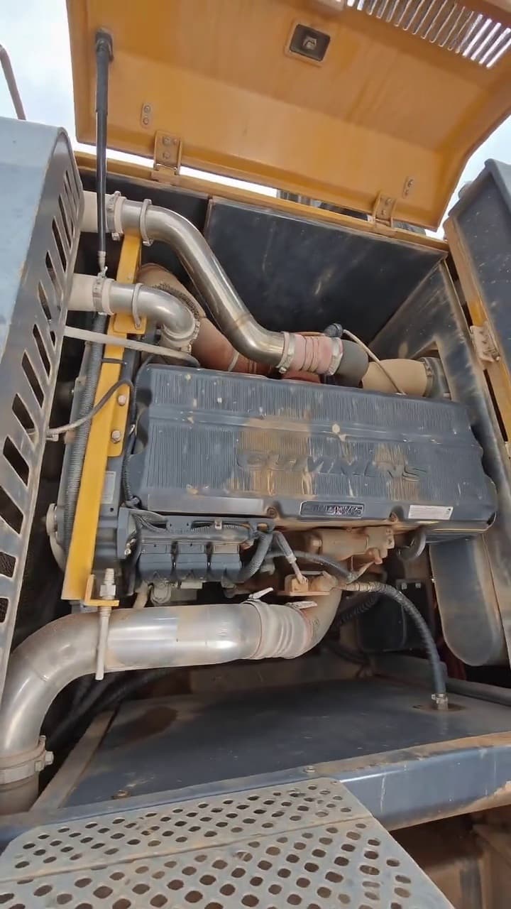 Used XCMG XR400E Rotary Drilling Rig interior view