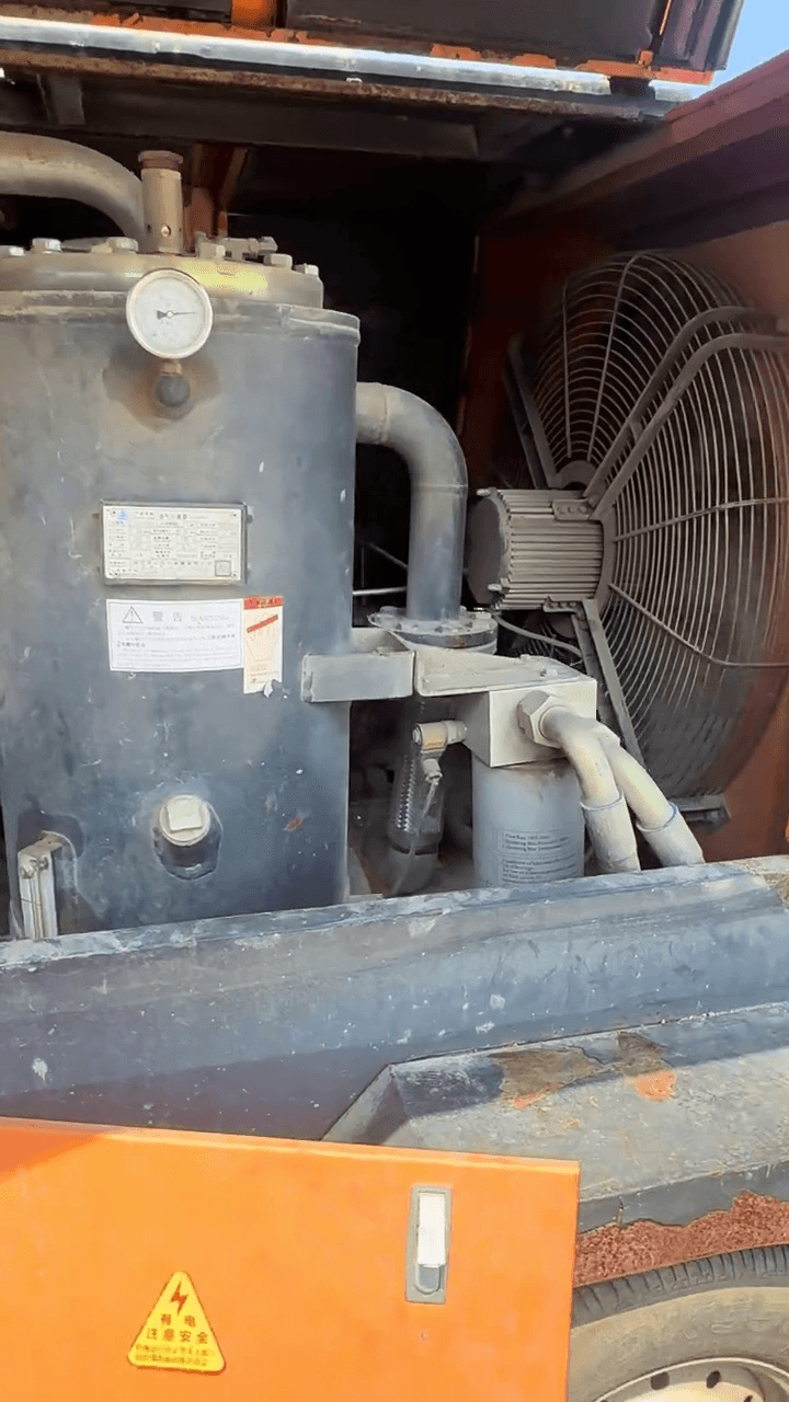 Used Kaishan 13-14.5 mobile air compressor interior view