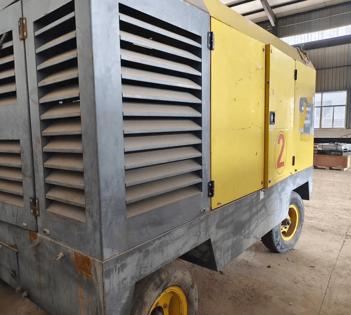 Atlas Copco XRHS 888 Side cooling grille and frame of the air compressor