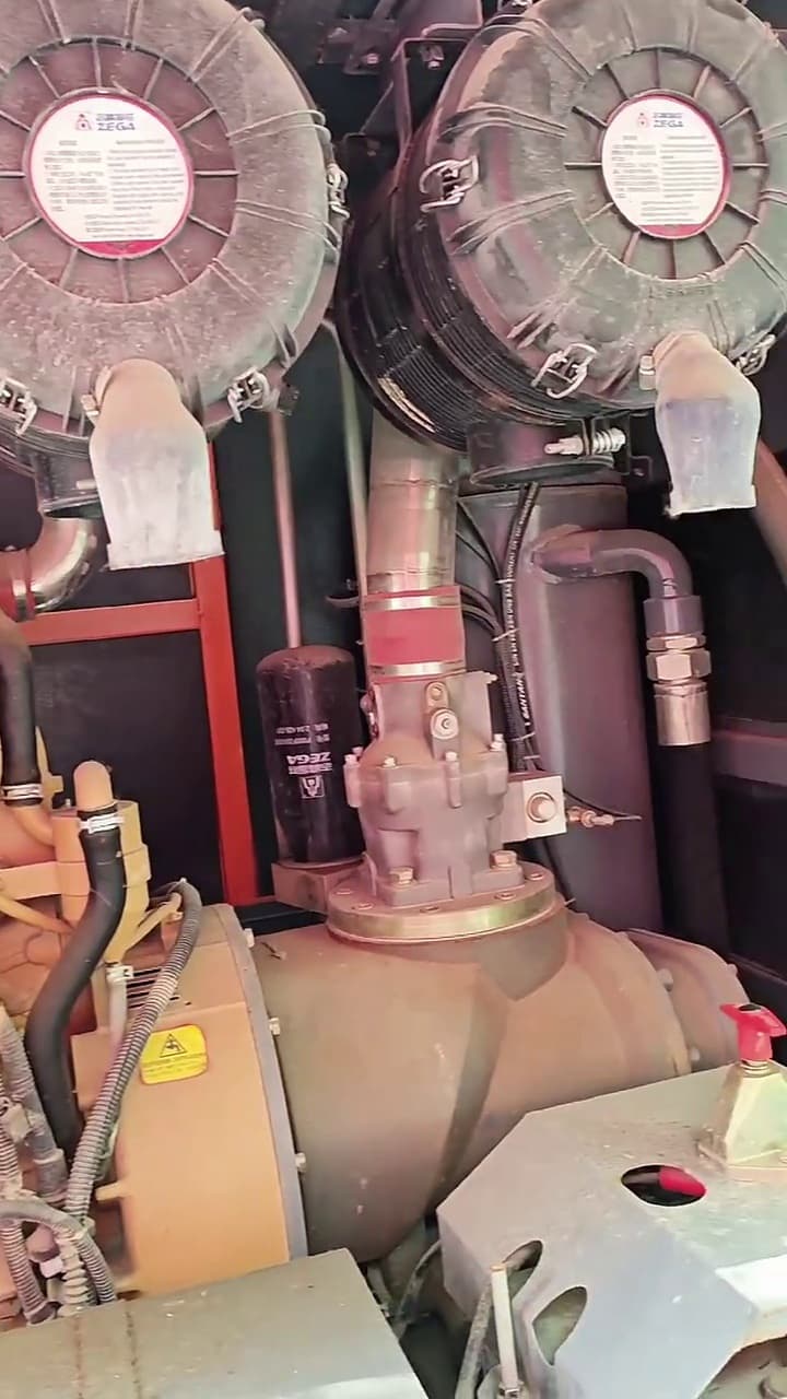 Used Zhigao 15-15 portable air compressor interior view