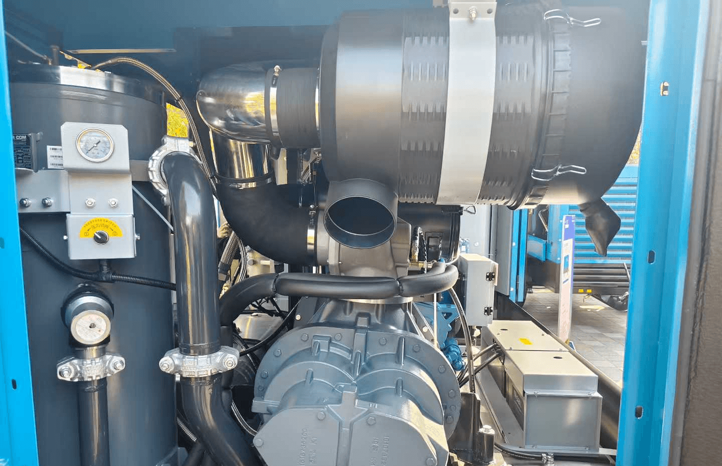 Liutech Intake and compressor components inside the air compressor
