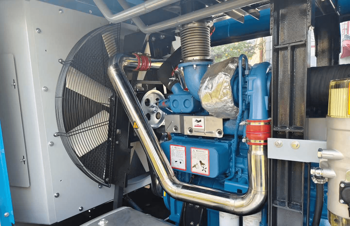 Liutech Internal cooling fan and piping of the air compressor