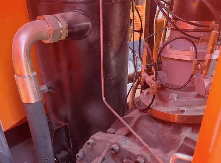 Kaishan 570-12 Detalles del cuerpo de bomba y las tuberías en el interior del compresor de aire