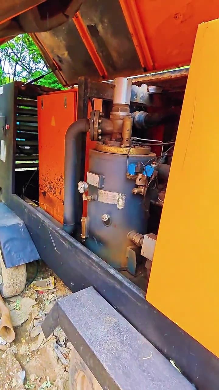 منظر داخلي لضاغط الهواء المتنقل Kaishan 132 kW المستعمل