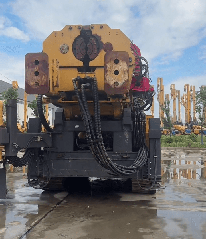 Vista de la parte trasera y las tuberías hidráulicas de la perforadora de pozos de agua XCMG XSL20-1000
