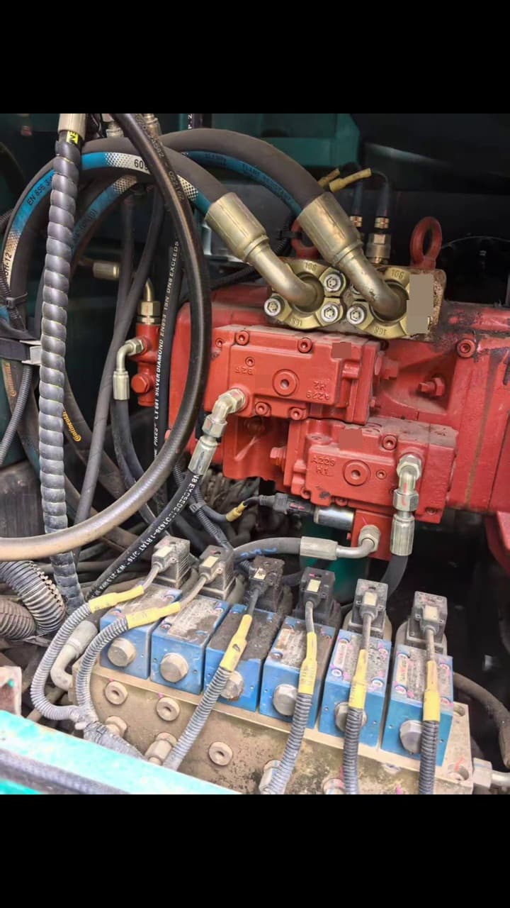 Used Sunward 160H2 Rotary Drilling Rig interior view