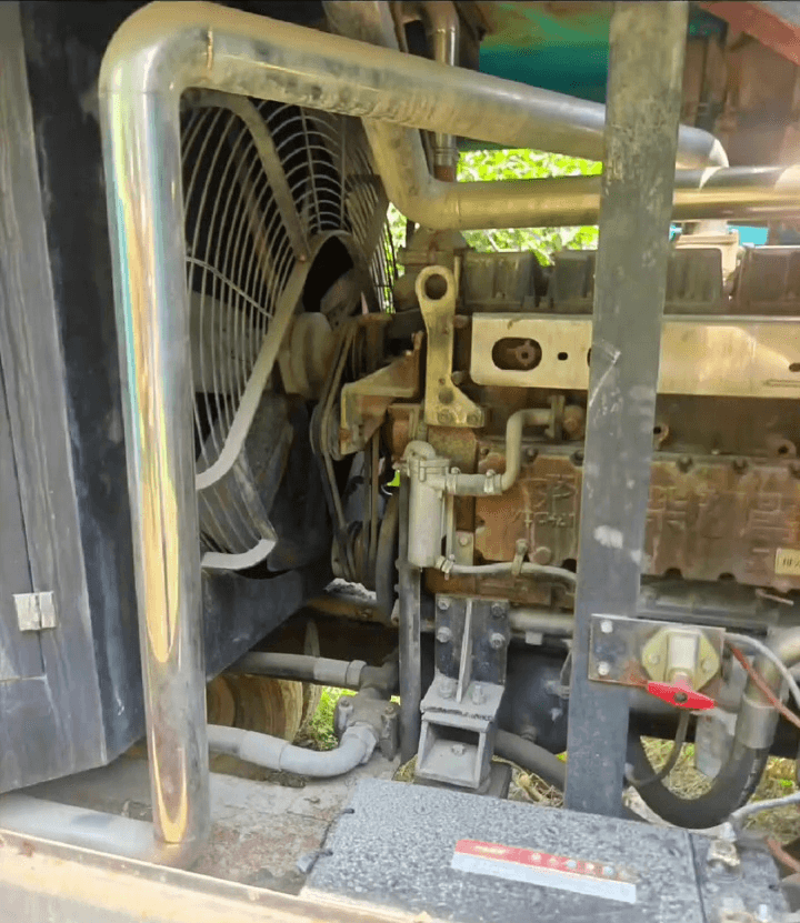 Used Kaishan 27-22 portable air compressor interior view
