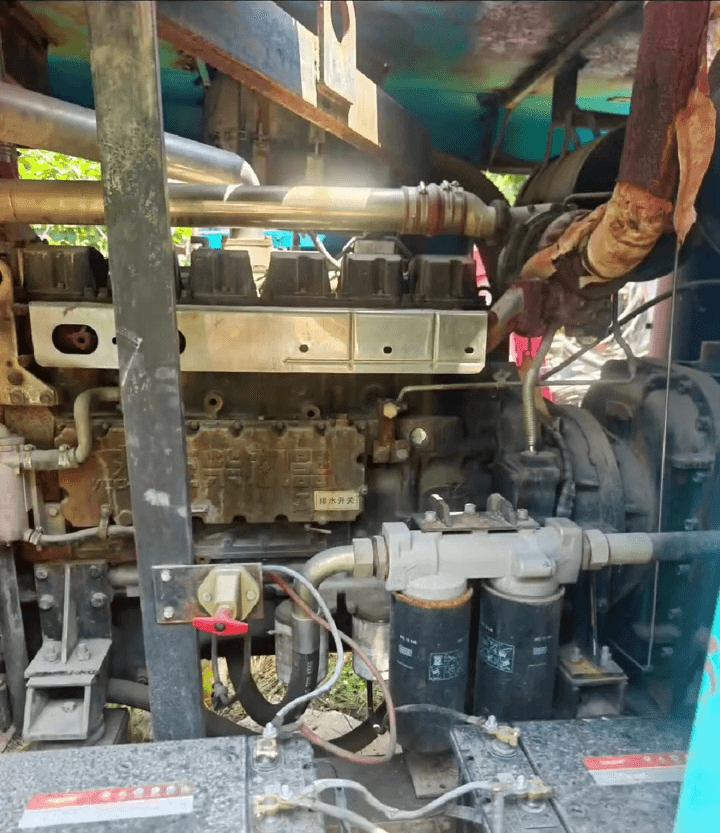 Used Kaishan 27-22 mobile air compressor interior view