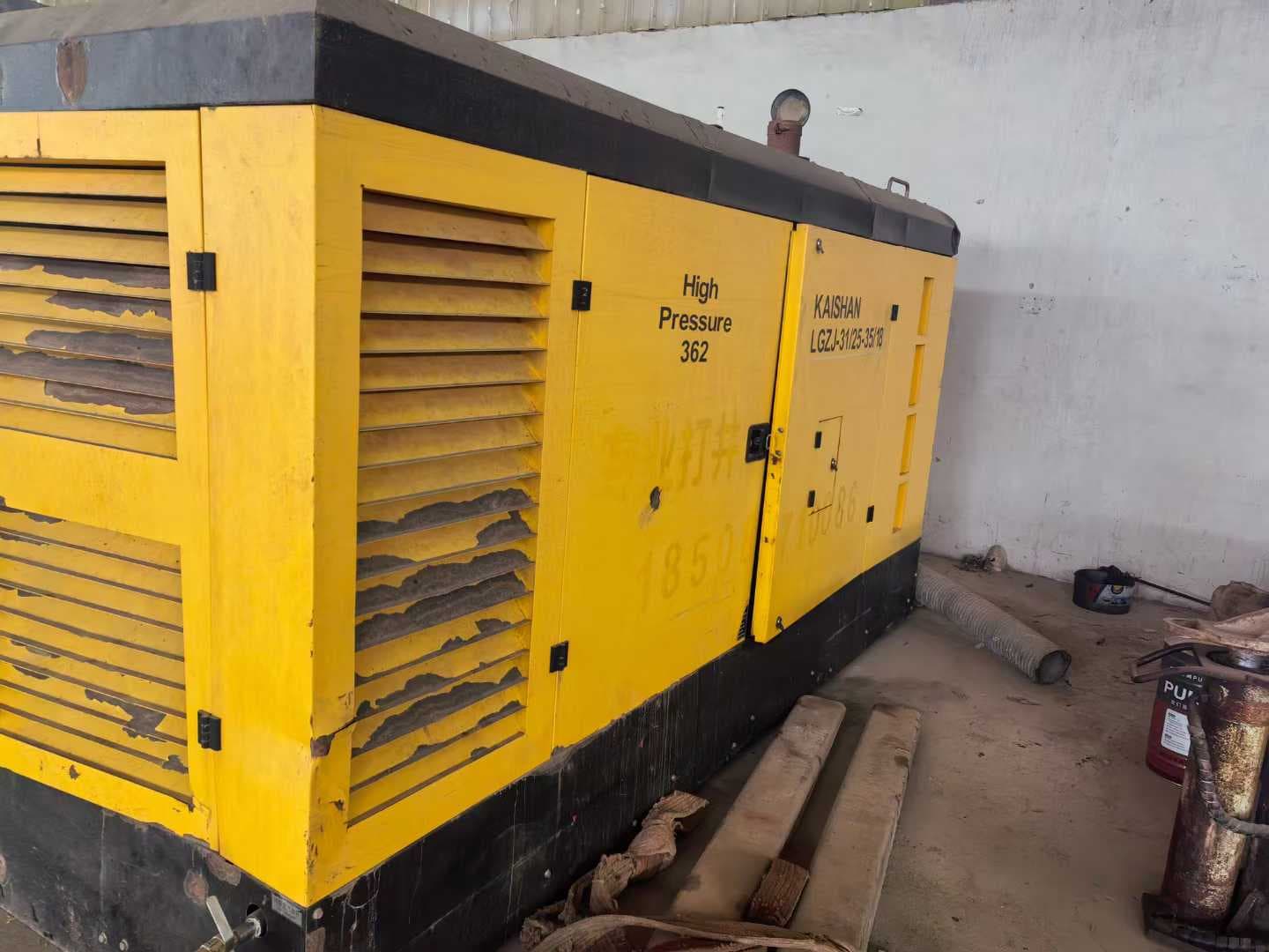 Side enclosure with visible Kaishan and LGCY high-pressure compressor markings