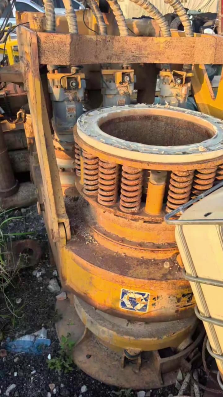 Общий вид подержанной роторной буровой установки XCMG 1050