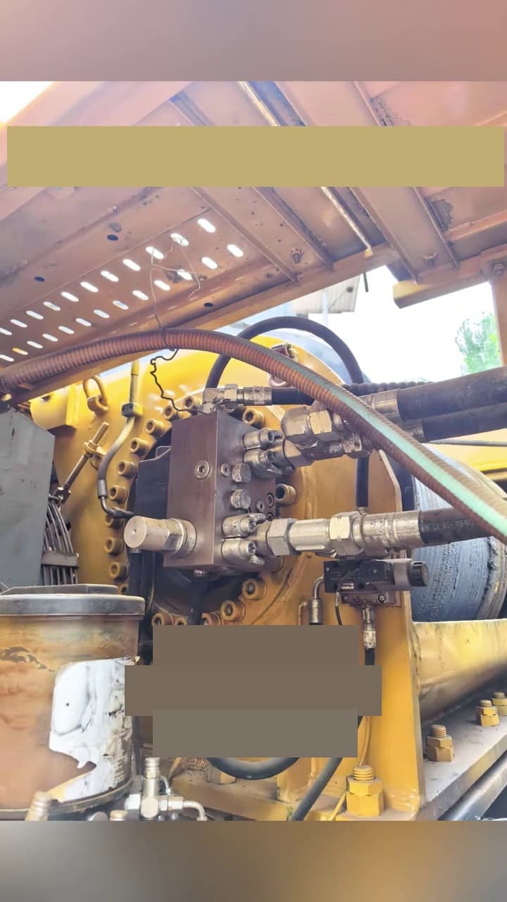 XCMG XR240E drilling-rig used equipment interior view