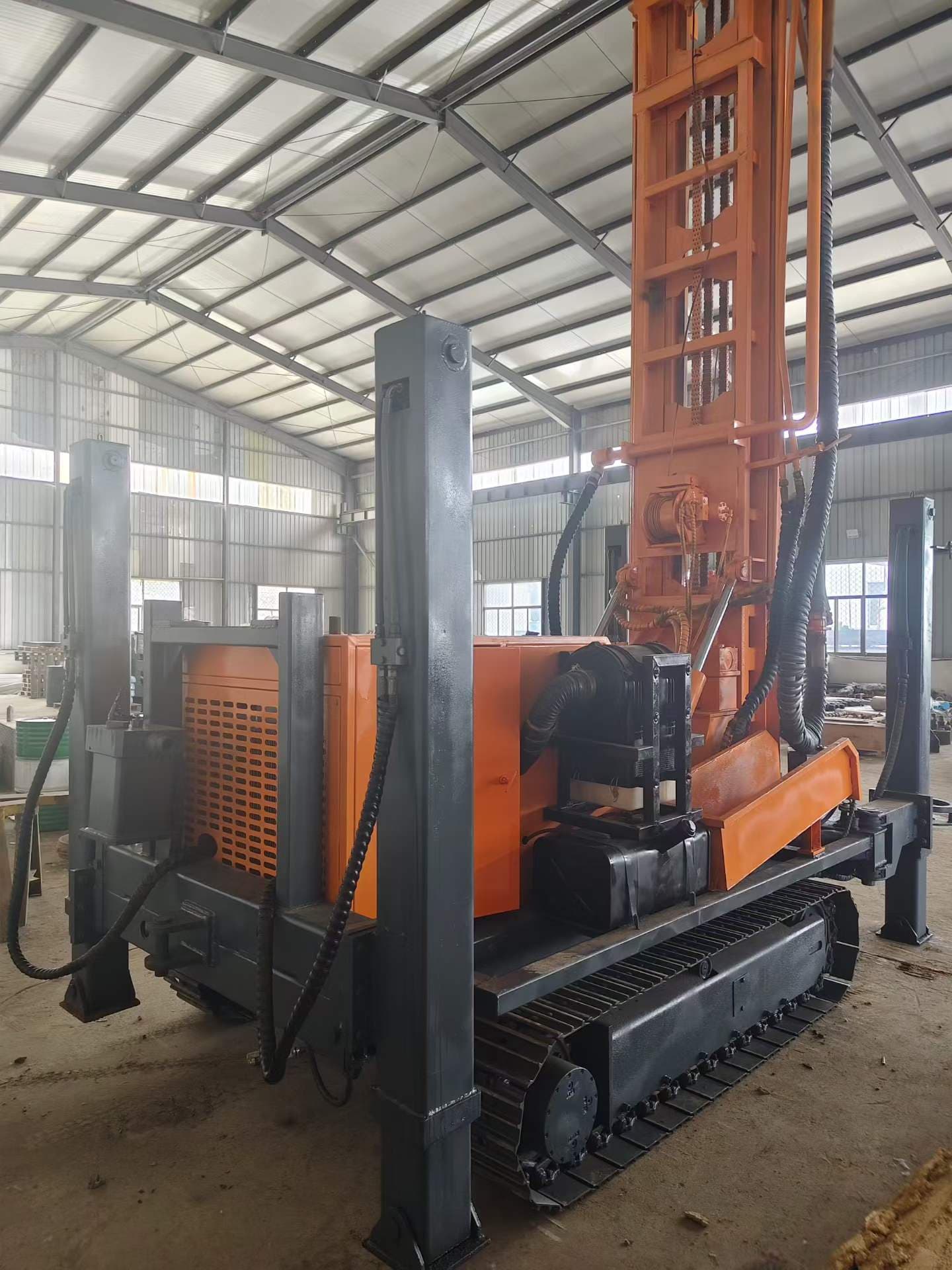 Rear-right view of the Jinrui 350 rig and crawler undercarriage