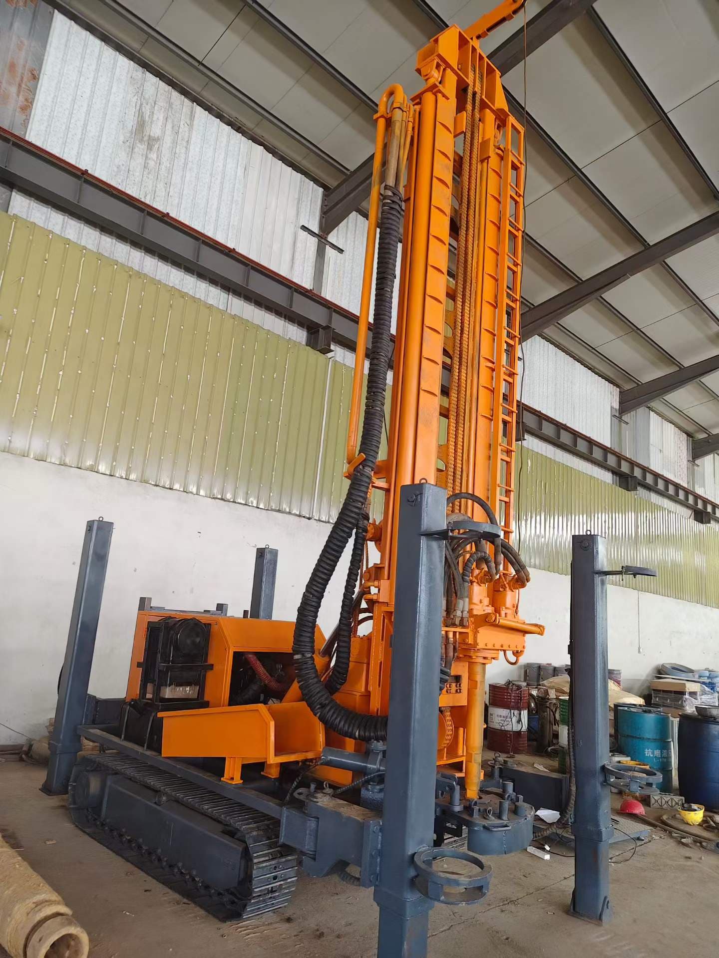 Side view of the Jinrui 350 drilling rig, mast and crawler carrier