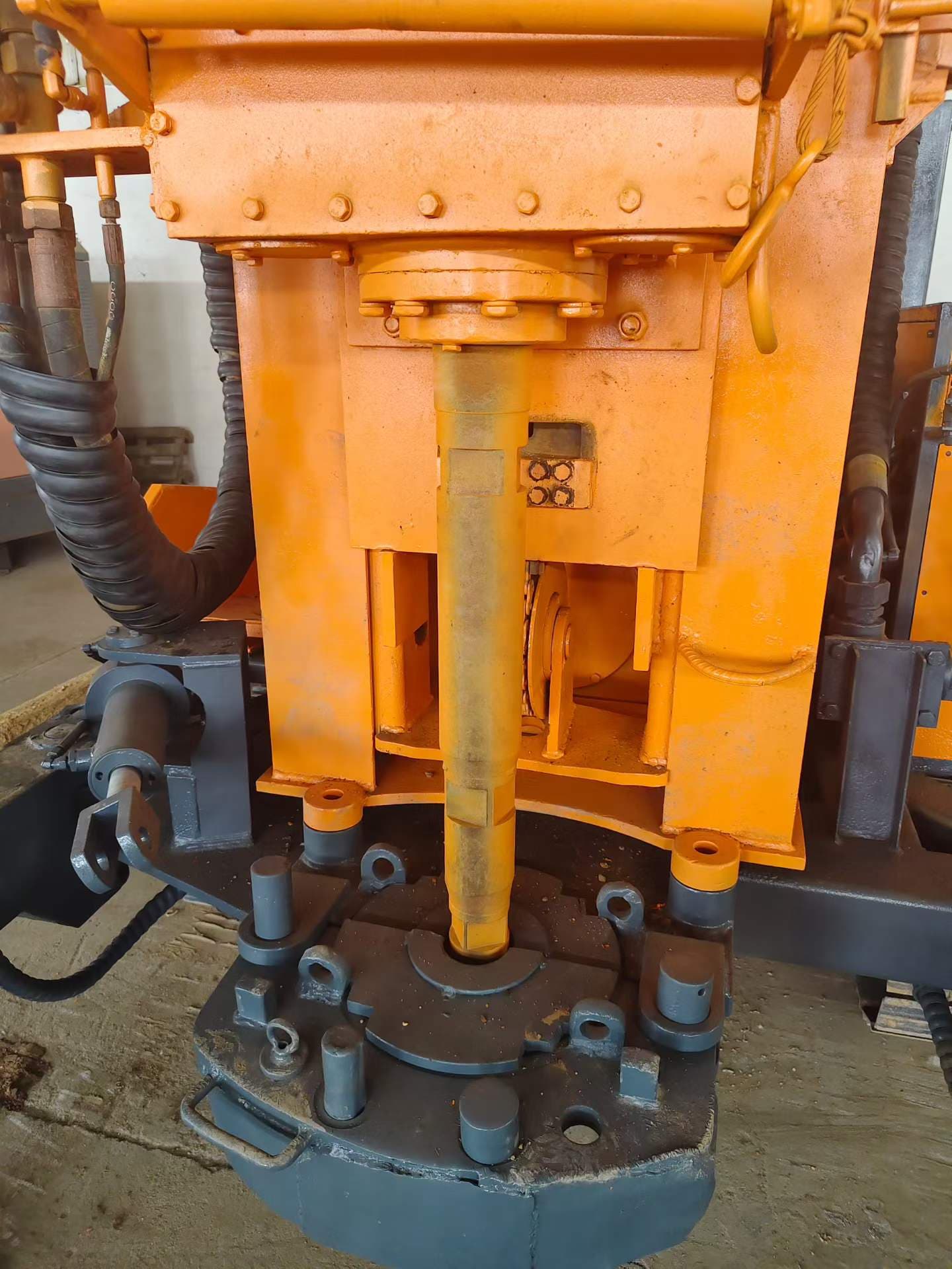 Rotary head, spindle and clamping area on the used water well drilling rig