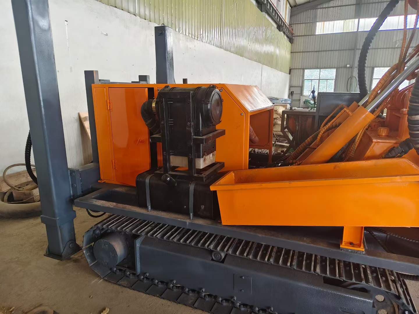Engine-side and crawler powertrain area on the Jinrui 350 rig