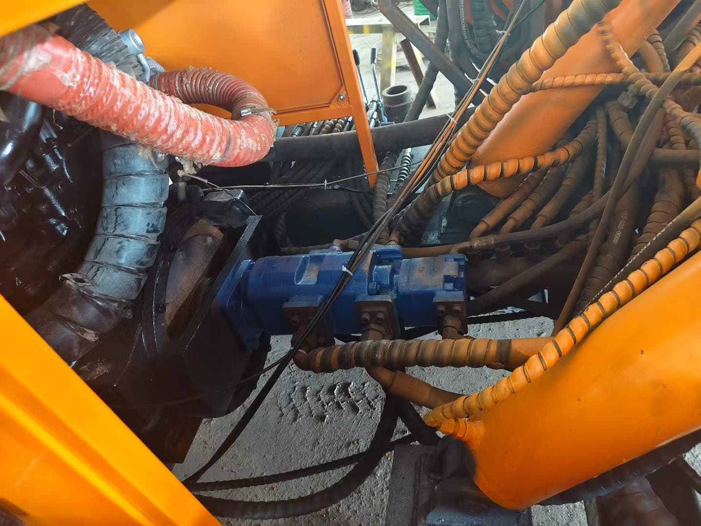 Hydraulic valve, hoses and service components on the used drilling rig