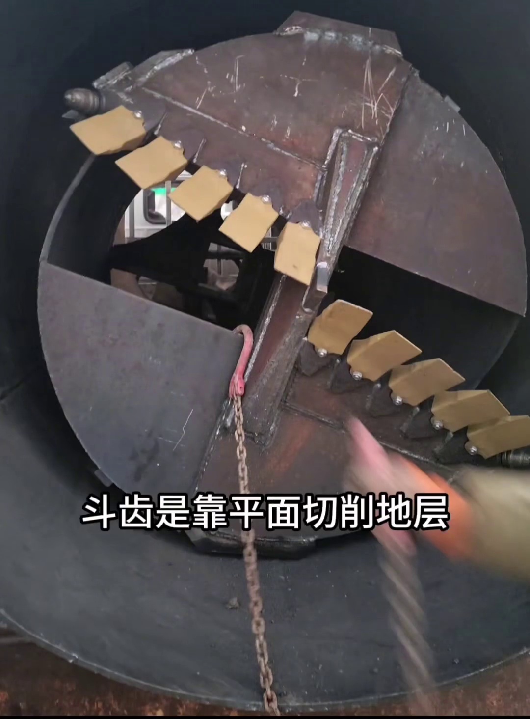 Flat bucket teeth cutting soft cohesive material