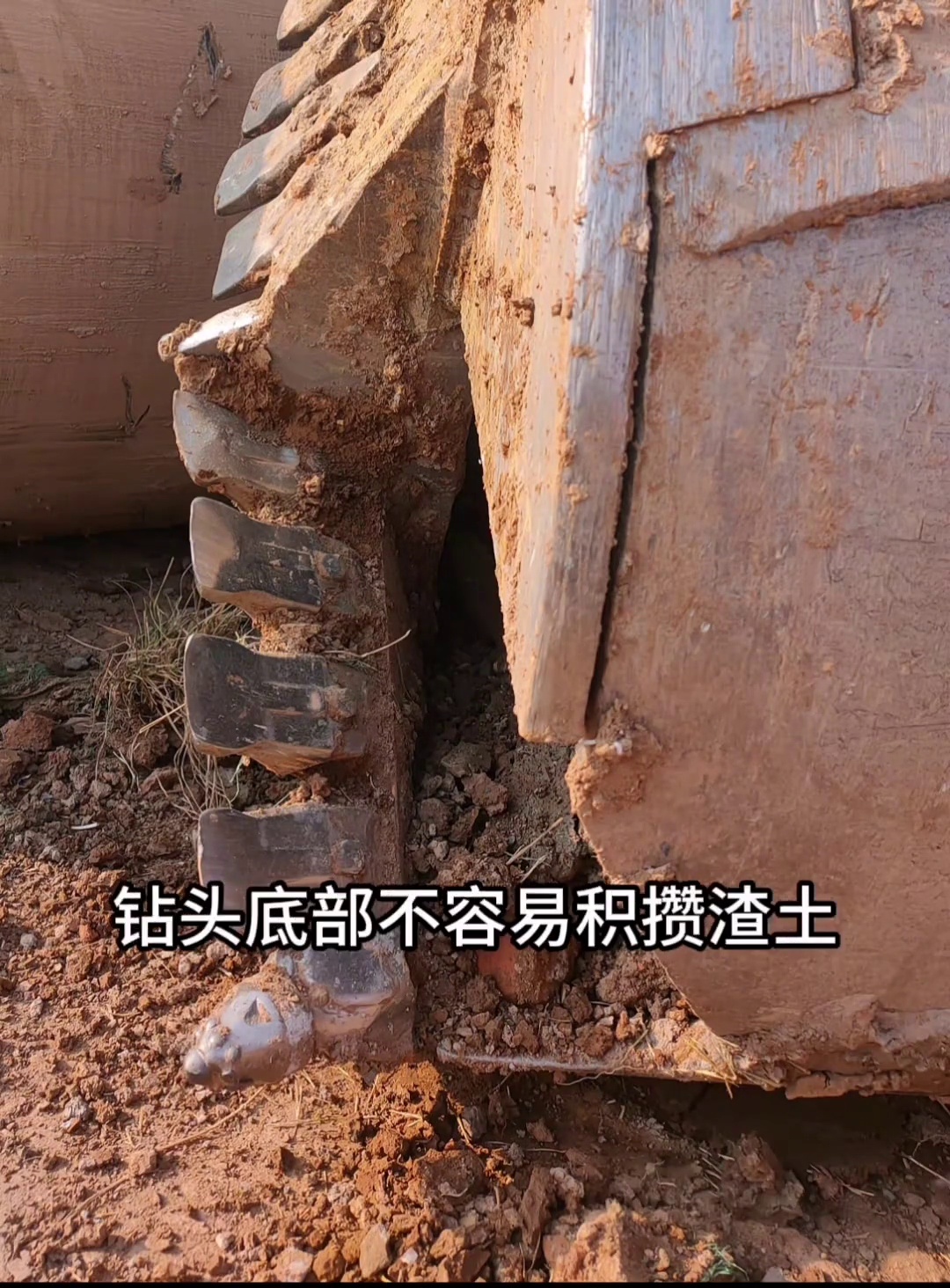 Cleaner underside of a bucket designed for cohesive spoil